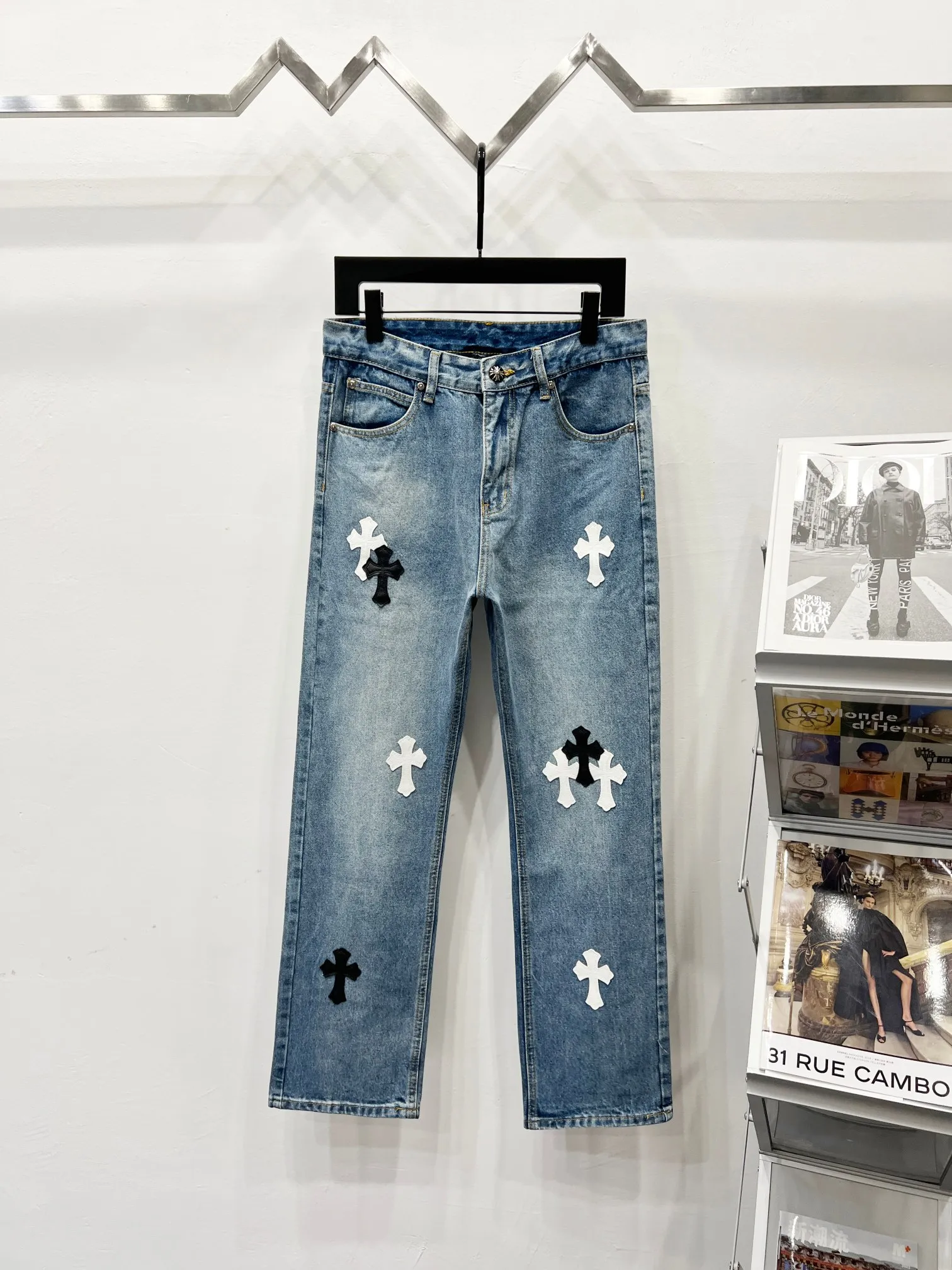 P260 Style number: (K530) Chrome Hearts & CH city limited series Sanskrit cross patch leather jeans, black and white color matching - Chengdu "chengdu" jeans catering to the hometown of Chengdu giant pandas. The finished products need to be washed and then disassembled and hand-stitched with sheepskin cross leather and then spliced ​​together to complete. The whole piece has too many processes to explain. The texture can be seen in the hand, and it looks good. The styles with different washed textures are very friendly to people with thin legs and thick legs. The straight version is very flattering to the leg shape. The moderate length is timeless and can be matched easily and casually. It is the basic styling foundation for various styles and is a must-have in the wardrobe! The fabric is stiff but also makes the upper body soft without losing texture. The washing process is even more perfect. It is a must-have item for everyone! ! ! Washed wheat, hang tag, pants label, three labels are complete, the upper body effect is particularly stiff and stylish, super stylish, the same style for men and women - Color: blue and black Size: 28 30 32 34